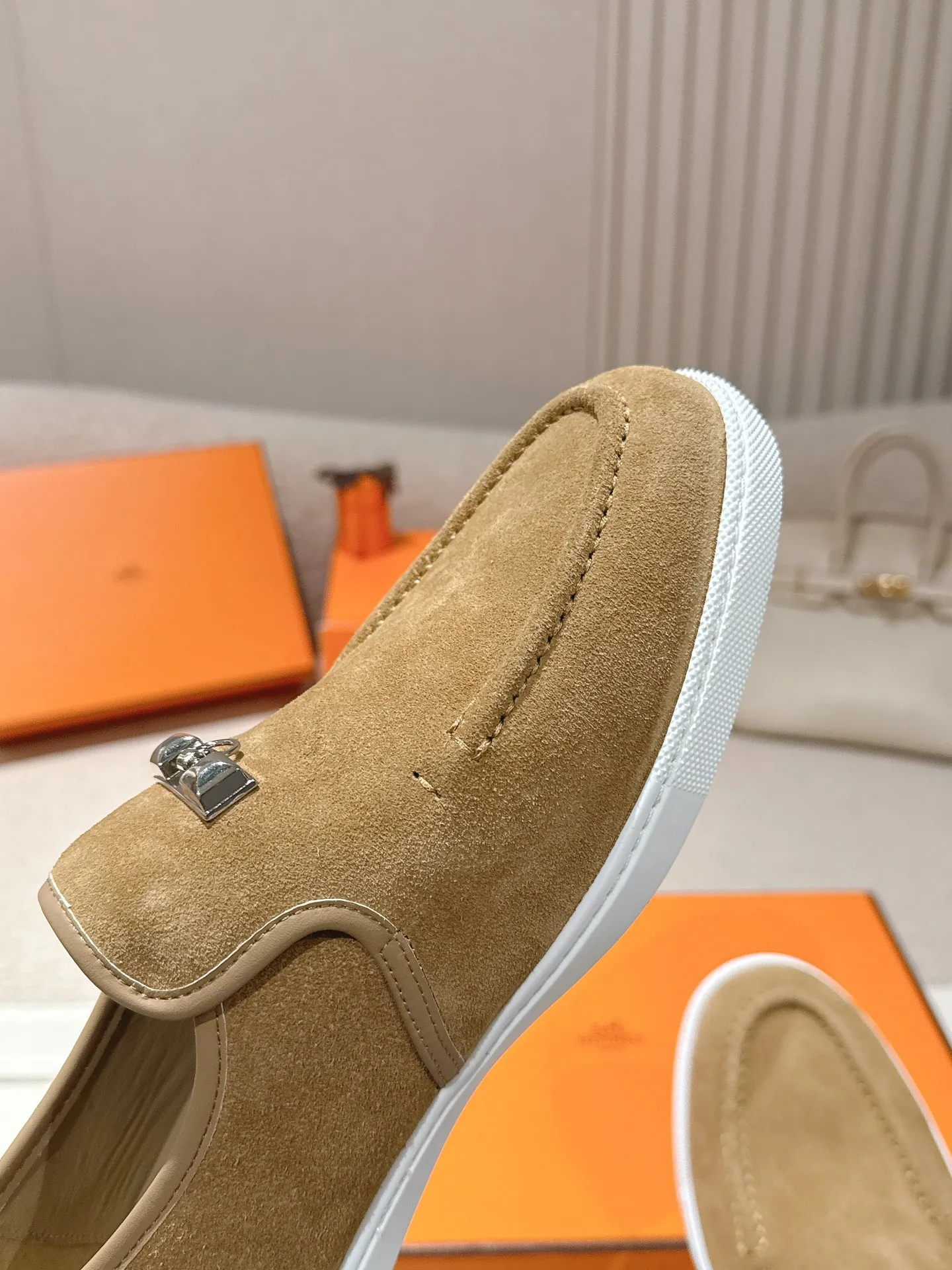 Men's Men's Shoes 600💰 Hermes# Couple Studded Loafers Calfskin and suede goatskin lace-up free sneakers with signature "H" detail. The design is simple and smooth, creating a fashionable urban look. It is comfortable and versatile. H family classics are not outdated, and the delivery counter is exquisitely packaged🛍📦 Fabric: Original customized imported first-layer cowhide/cow down Lining: Imported soft sheepskin Sole: Original open-molded anti-slip TPU material Size: 35-45
